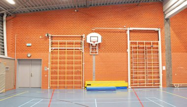 Geniş bir spor salonu, çocuğu yok.