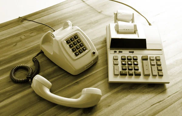 Gammaldags Miniräknare Och Telefon Skrivbordet — Stockfoto