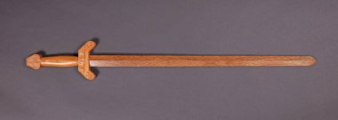 Gri arkaplanda Çin tahtadan kılıcı izole edilmiş.