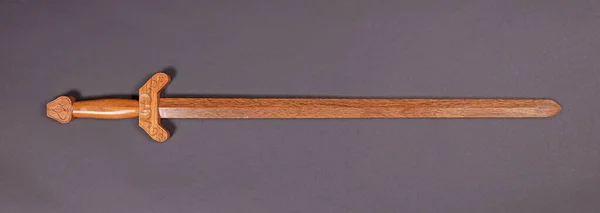 灰色背景下的中国木剑 — 图库照片
