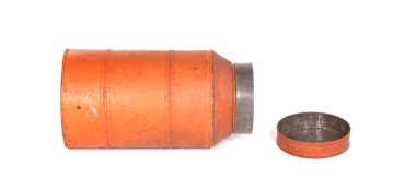 Eski nostaljik teneke kutu beyazda izole edilmiş - turuncu kutu