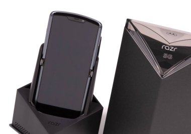 Leeuwarden, Hollanda 1 Aralık 2020 'de Motorola Razr 5G akıllı telefonu, katlanabilir ekranlı ilk akıllı telefonlardan biri.