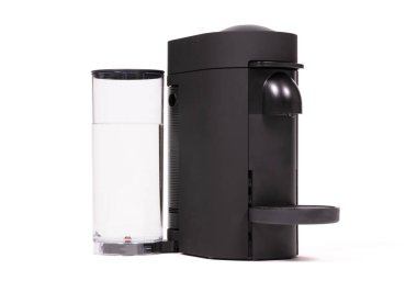 Beyaz arkaplanda izole edilmiş otomatik kahve makinesi