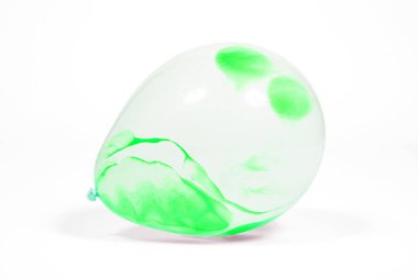 Modern balon beyaz arkaplanda izole edilmiş - yeşil