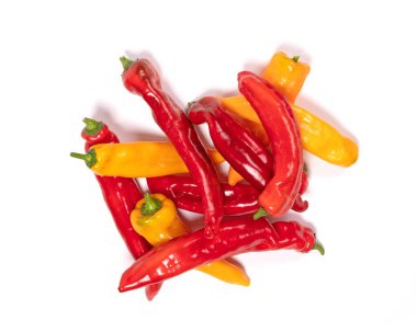 Kırmızı ve sarı, beyaz arka planda izole edilmiş tatlı biberler.