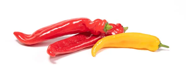 Rote Und Gelbe Süße Spitzpaprika Isoliert Auf Weißem Hintergrund — Stockfoto