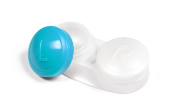 Mavi lens kutusu, beyaz arkaplanda izole edilmiş.