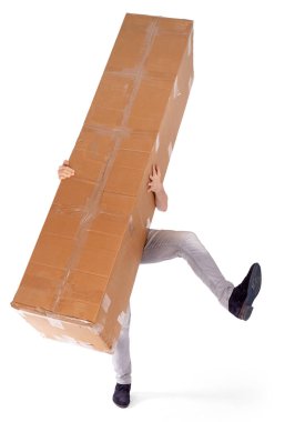 Büyük bir karton kutu taşıyan bir adam, beyaz üzerinde izole edilmiş.