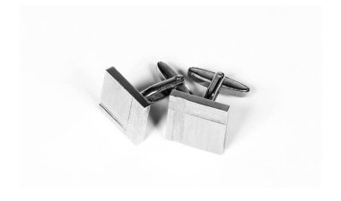 Beyaz arka planda izole edilmiş eski gümüş kol düğmeleri.