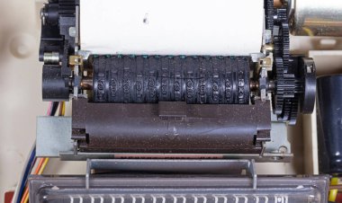 Eski bir hesap makinesinin içi, seçici odaklanma