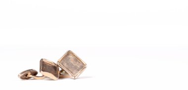 Eski yaldızlı kol düğmeleri, beyaz arka planda izole edilmiş.