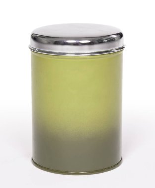 Beyaz arka planda izole edilmiş eski sarı teneke kutu.