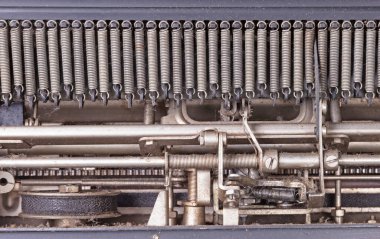 Eski bir daktilonun içi, kirli tamirciler.