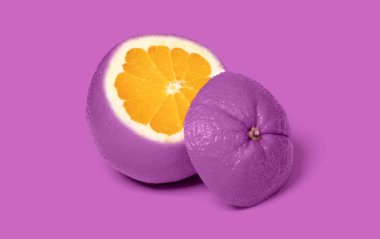 Pembe arka planda izole edilmiş garip mor dilimlenmiş turuncu.