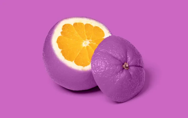 ピンクの背景に孤立した奇妙な紫色のスライスされたオレンジ — ストック写真