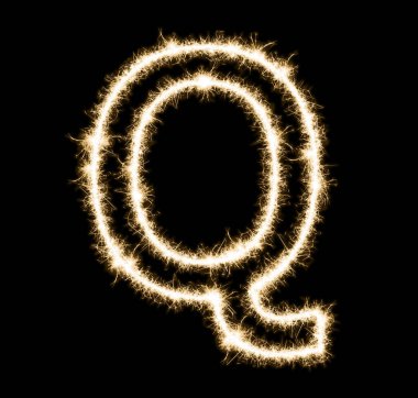Q harfi - kıvılcımdan yapılmış, siyah üzerine izole edilmiş.