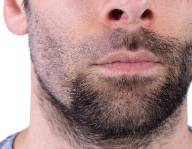 Kısmen tıraşlı bir yüz, özen konsepti.