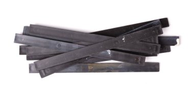 Beyaz arkaplanda izole edilmiş eski karıştırma çubukları