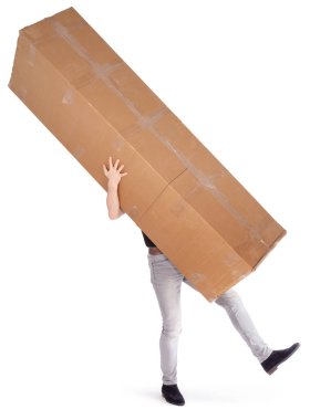 Büyük bir karton kutu taşıyan bir adam, beyaz üzerinde izole edilmiş.