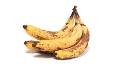 Beyaz arka planda soyutlanmış olgunlaşmış muzlar