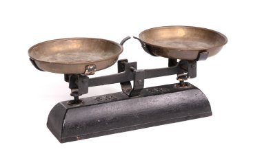 Beyaz arkaplanda izole edilmiş klasik ölçekler