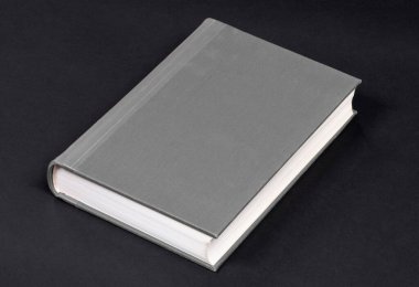 Siyah arkaplanda izole edilmiş eski büyük ciltli kitap