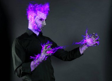 İnsan dönüşümü, eller ve yüz parlayan ve yanan güç kavramı