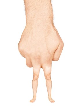 Parmaklar yerine bacakları ve ayakları olan korkunç bir el, beyazlar içinde izole edilmiş.