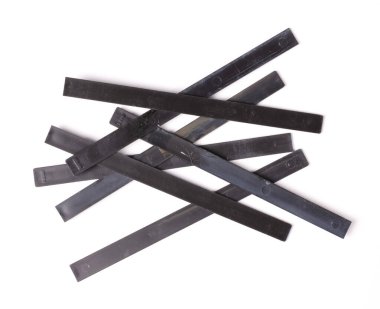 Beyaz arkaplanda izole edilmiş eski karıştırma çubukları