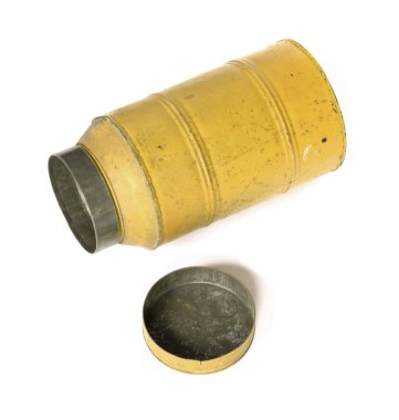 Eski nostaljik teneke kutu beyazda izole edilmiş - turuncu kutu