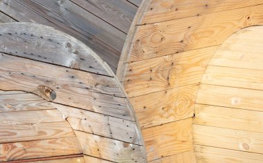 Boş kablo ruloları yığını, yakın çekim