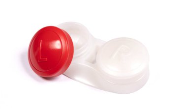 Kırmızı lens kutusu, beyaz arkaplanda izole