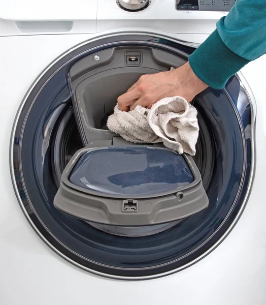 Çamaşır Makinesini Dolduran Adam Temizlik Zamanı — Stok fotoğraf