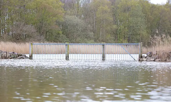 Металл Большой Забор Воде Запрещено Плавать — стоковое фото
