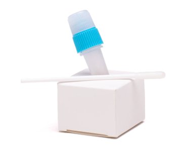 Covid-19 test tüpü beyaz arkaplanda izole edildi