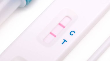 Hızlı covid-19 striptiz testi beyaz üzerinde izole edildi