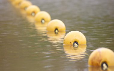 Şamandıralı doğa havuzu - Sarı şamandıralar