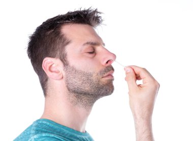 Covid-19 burun temizleme testi, kendini beğenmiş, beyaz üzerinde izole edilmiş.