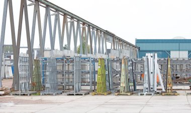 İnşaat alanında gri gökyüzü olan eski bir beton fabrikası.