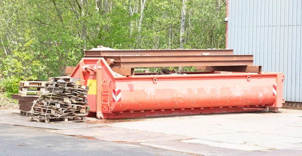 Duży Pojemnik Pełen Odpadów Wielkogabarytowych Koncepcja Recyklingu — Zdjęcie stockowe