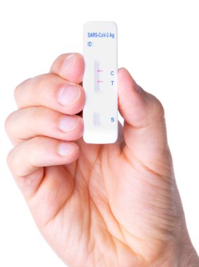 Hızlı covid-19 striptiz testi beyaz üzerinde izole edildi