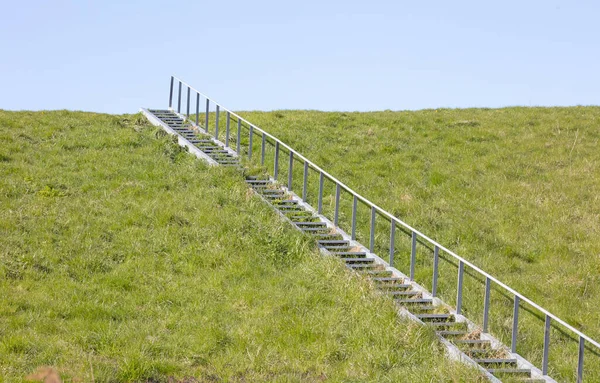 Neue Metallbrücke Für Den Deichaufstieg Selektiver Fokus — Stockfoto