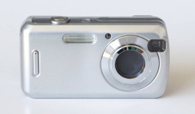 Eski dijital kamera izole edilmiş, eskimiş ve artık kullanılmıyor, tozlu ve kirli