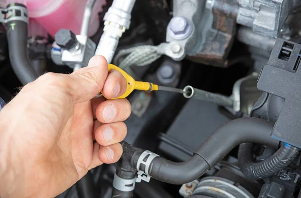 Detalhe Motor Carro Verificando Nível Óleo — Fotografia de Stock