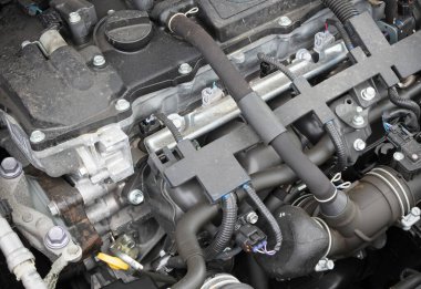 Modern bir arabanın, kirli benzin deposunun detaylarını kapat.