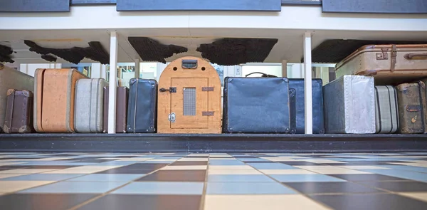 Alte Koffer Und Gepäckstücke Die Darauf Warten Aufgegeben Werden Selektiver — Stockfoto