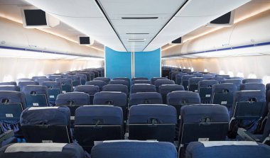 Uçakta ekonomi sınıfı koltukları, seçici odaklanma