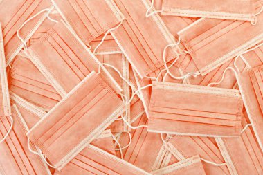 Koruyucu tıbbi maske yığını, izole edilmiş.