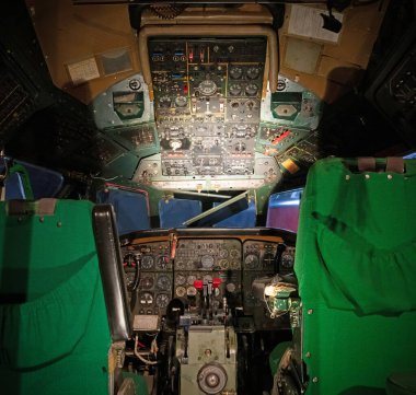 Orta konsol ve gazlar eski bir uçakta