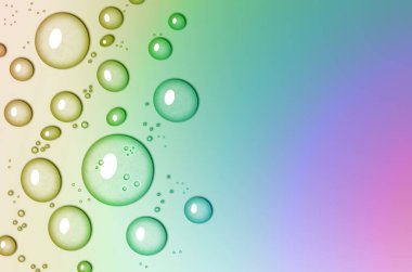 Temiz bir arkaplanda su damlaları (küçük ve büyük)